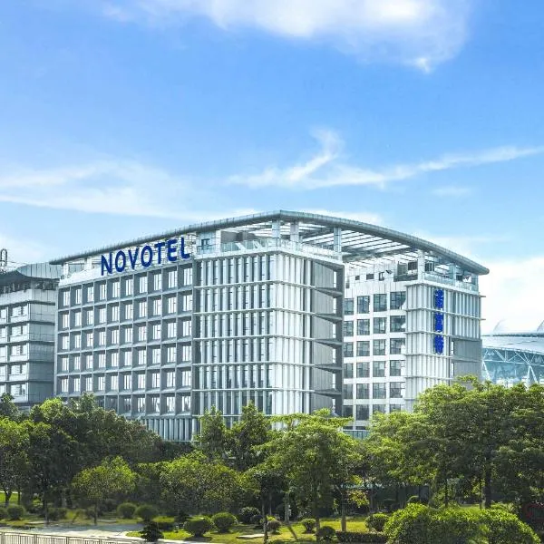 Novotel Guangzhou Baiyun Airport - Canton Fair Free Shuttle Bus & Official Registration Agency, hotel em Huadu