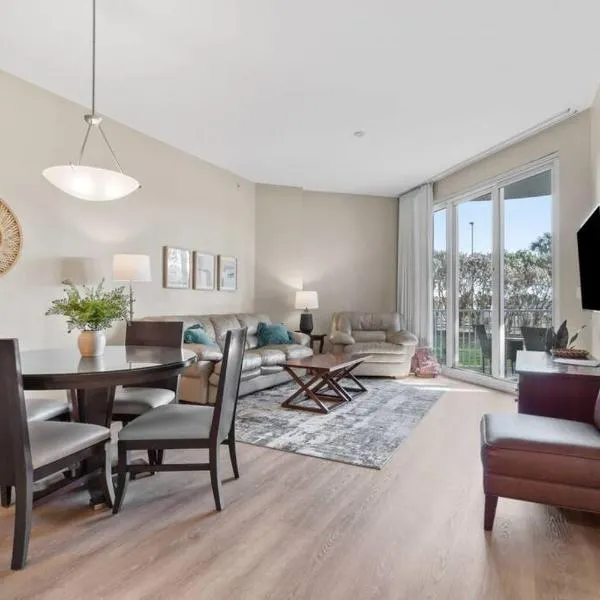 Family friendly condo in heart of Destin! Resort style pool, tennis courts minutes from beach、デスティンのホテル