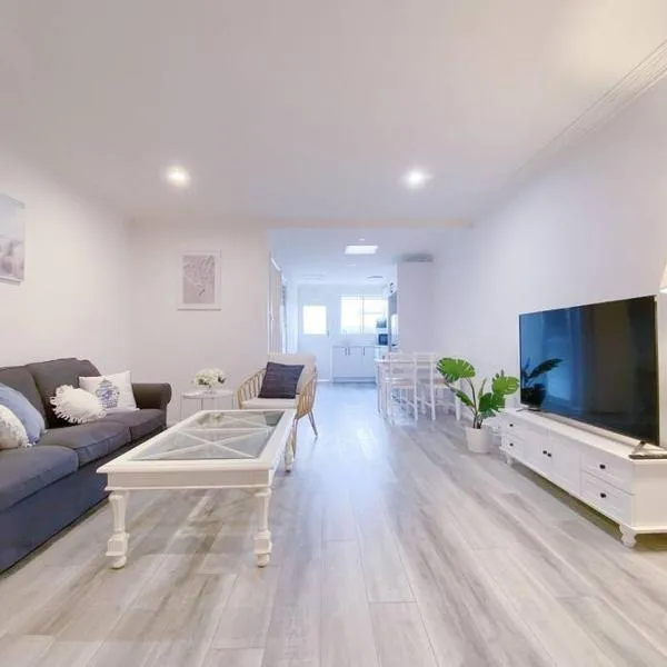 Newly renovated! Minutes away from Mother's Beach and Main Street!, hotel in Mornington
