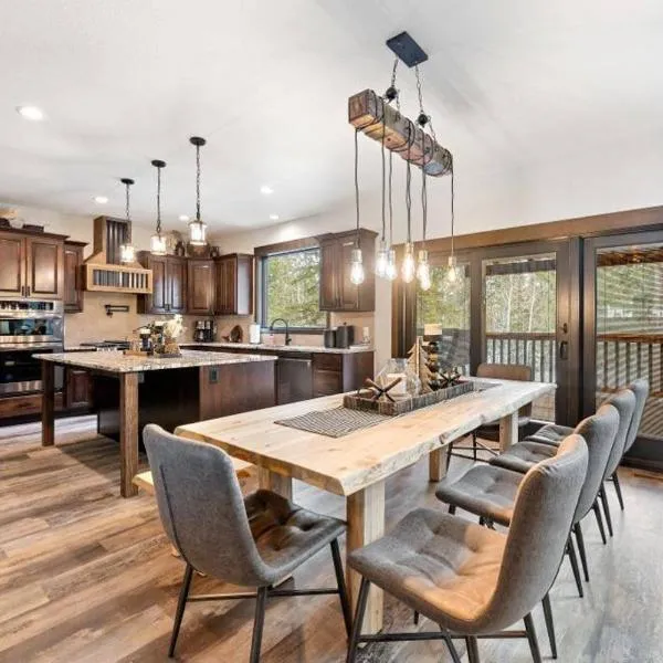 Trax N Trailz Lodge, hotel em Lead