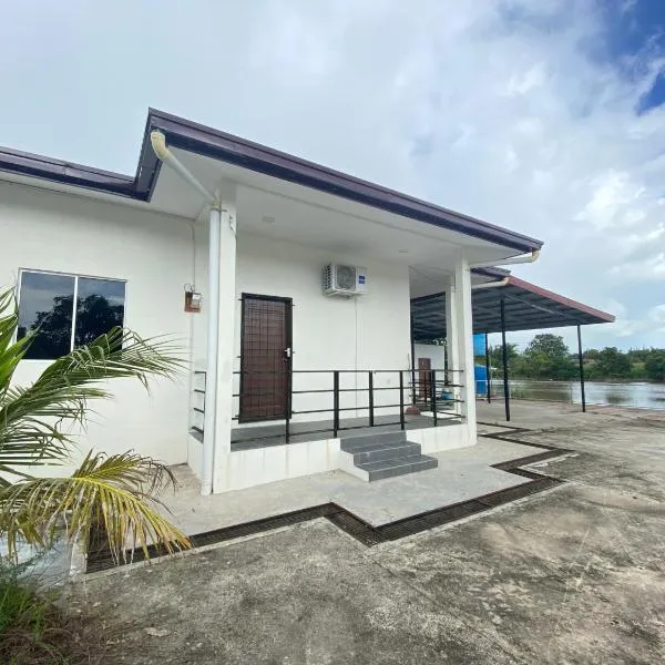 D’Surati River View Homestay, hotel in Buang Sayan