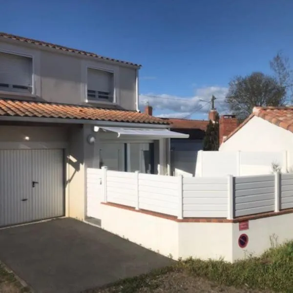 Maison avec grande terrasse à 100m de la plage, hotell i La Tranche-sur-Mer