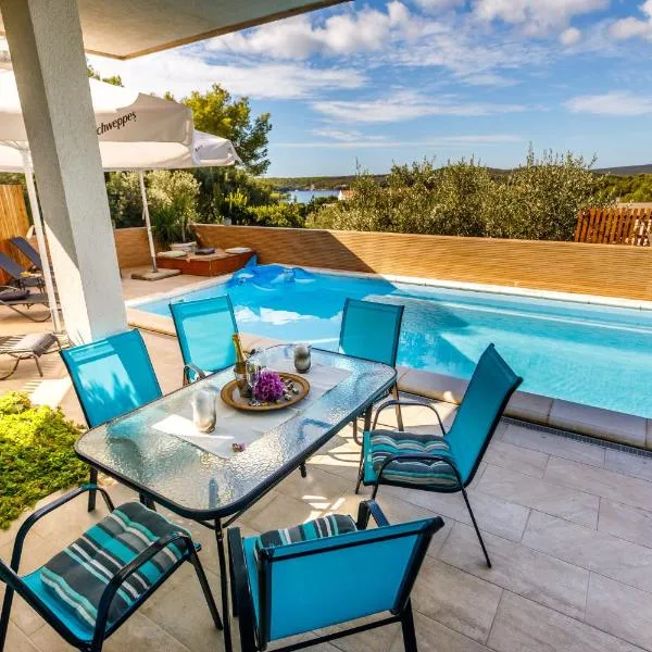 Villa NONO Jure - Private Pool & Jacuzzi, Milna Brač, hotel en Milna