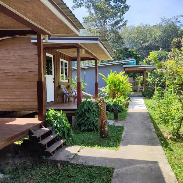 Our Village Bungalows, hotel en Koh Kradan