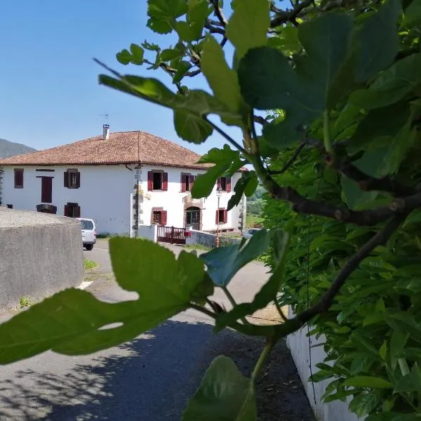 Gîte Le Relais de la Source, hotel em Caro