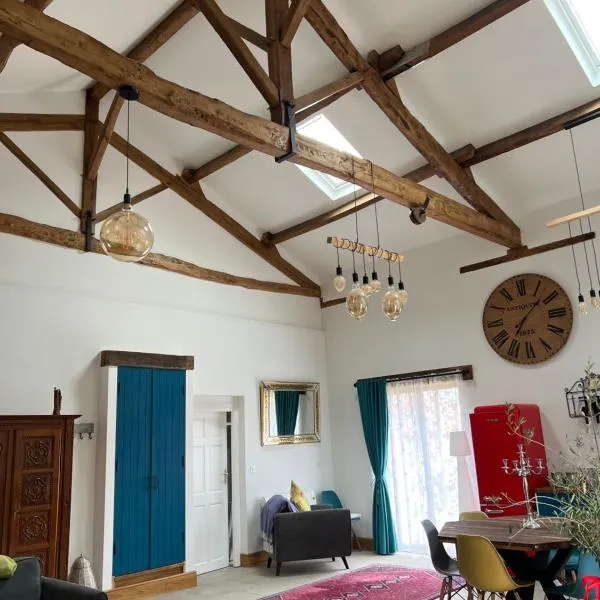 Virolet Barn, hotel in Queaux