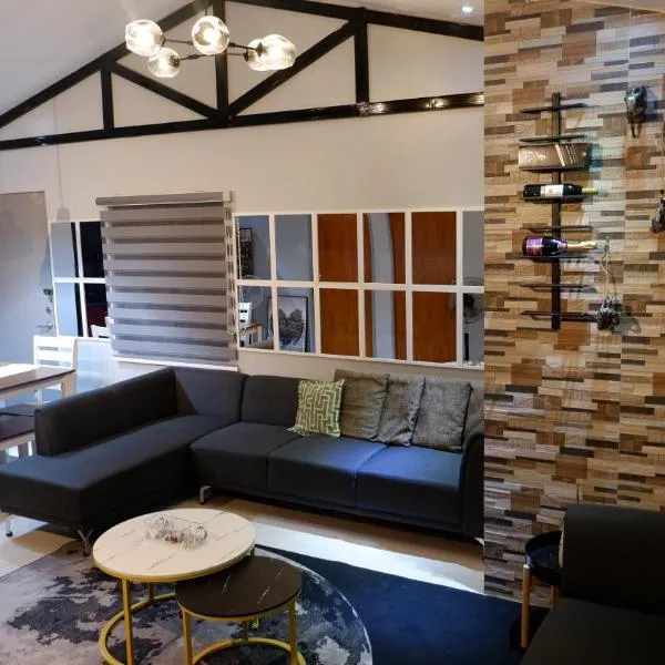 Lax Uno 2 bedroom home with Parking, Wi-Fi, NetFlix and Airconditioned Rooms and Shower Heater, hotel v destinaci Antipolo