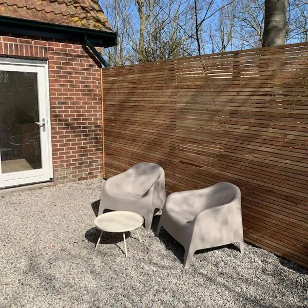 Guest room with terrace at the Wadden Sea, hotel Oosterend városában