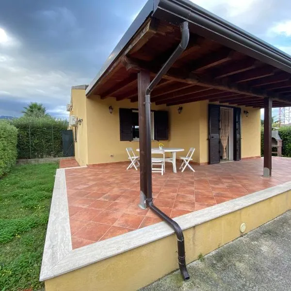 Villa indipendente le coccinelle beach mare piscina a 250 mt dal mare con servizio di piscina a 400 mt 12 k da Cefalu, hotel Campofelice di Roccellában