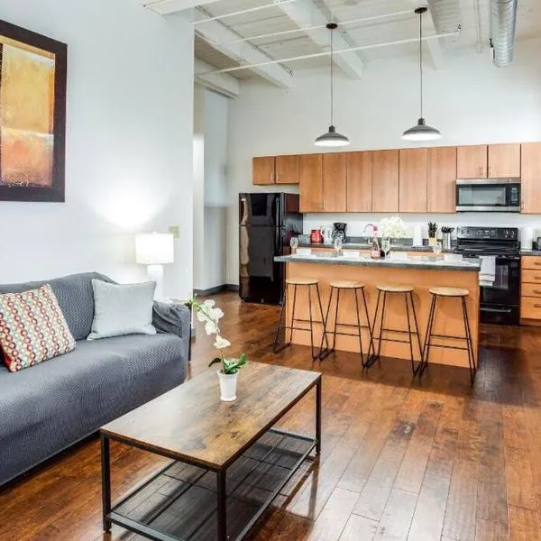 Centric NY Style Loft w/King bed, hotel v destinaci Rochester