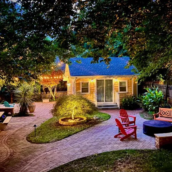 The Cozy Yellow Cottage in Dilworth, hotel v destinaci Charlotte