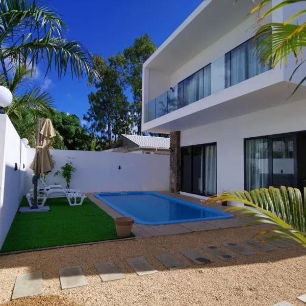villa de la lumiere, hotel in Trou aux Biches