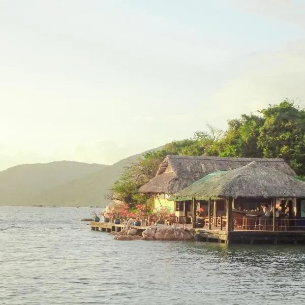 Whale Island Resort, hotel in Ðiệp Sơn