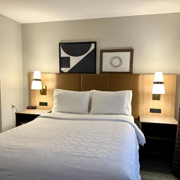 Staybridge Suites Milwaukee West-Oconomowoc by IHG, hotel in Oconomowoc