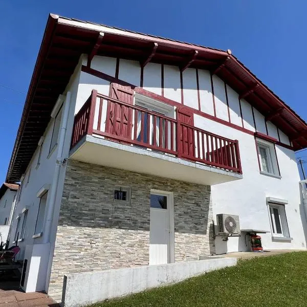 Maison T3 à Ustaritz avec Terrasse et Parking - FR-1-495-7, hotel em Ustaritz