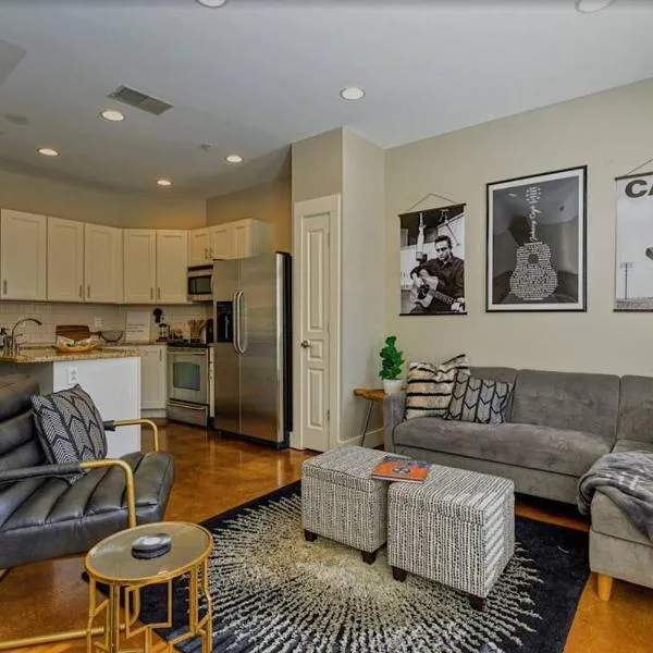 Cashville - Stylish Condo Minutes from Broadway, hotel in Nashville