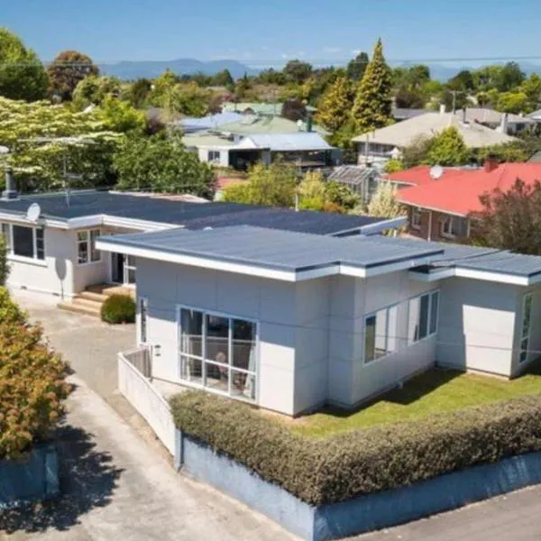 Large Bright Guest House, hotel v mestu Motueka