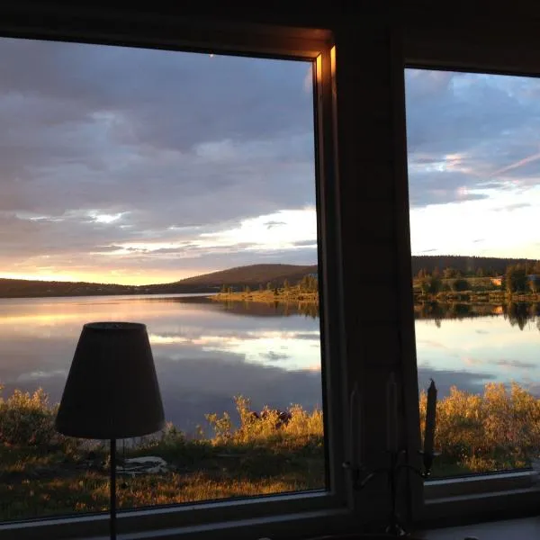 Puoltikasvaara에 위치한 호텔 Lakeside cottage in Lapland with great view