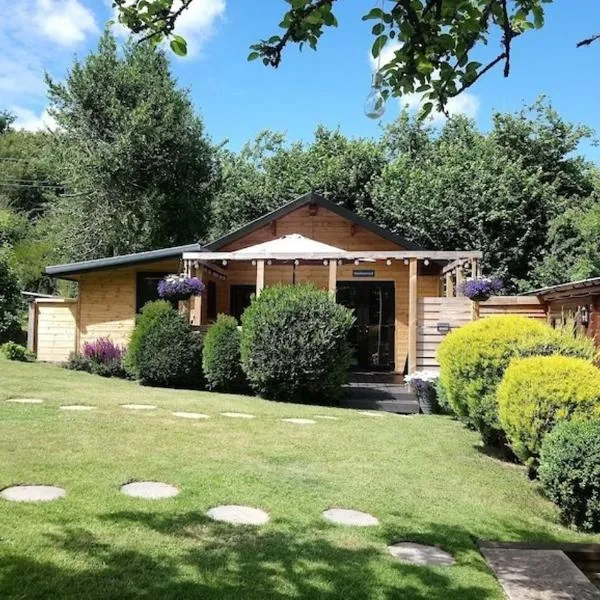 'Monktonmead Lodge' in secluded setting, with private indoor pool., hotel v destinaci Ryde