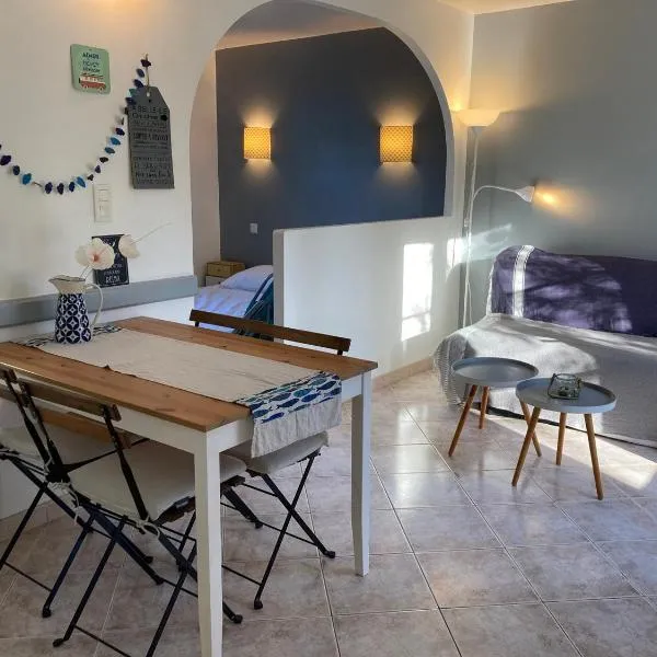 Charmante Maison avec Jardin, Terrasse et Parking - Animaux Acceptés - FR-1-418-196, hotel v destinaci Le Palais