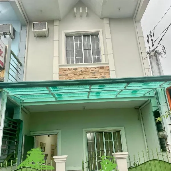 Townhouse Apartment near SM City Lucena, hotel v destinaci Lucena