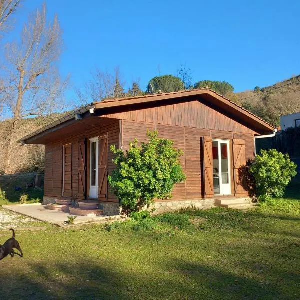 Petit chalet en bois, hôtel à Reynès