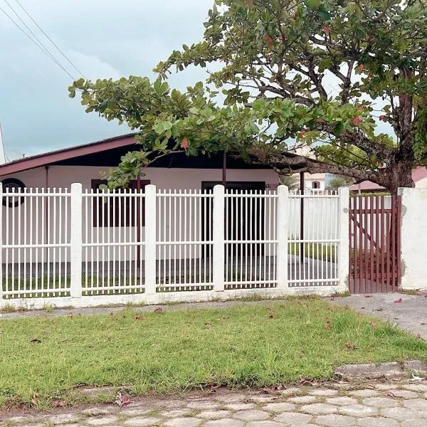 Casa em Shangri-lá perto da praia para até 10 pessoas, hotel in Pontal do Paraná