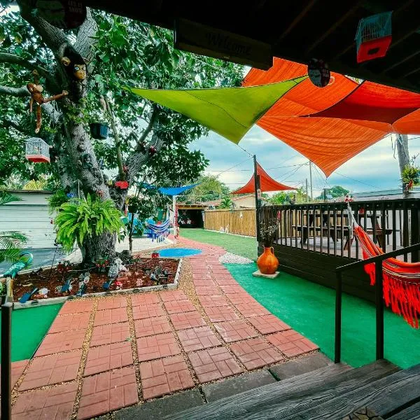 Hammocks & mini-golf! 10 mins from Beach!, hotel v destinaci Hollywood