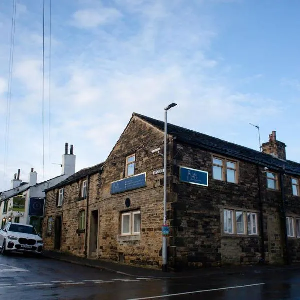 Bert's Rooms at The Black Horse Inn, hotel em Brighouse