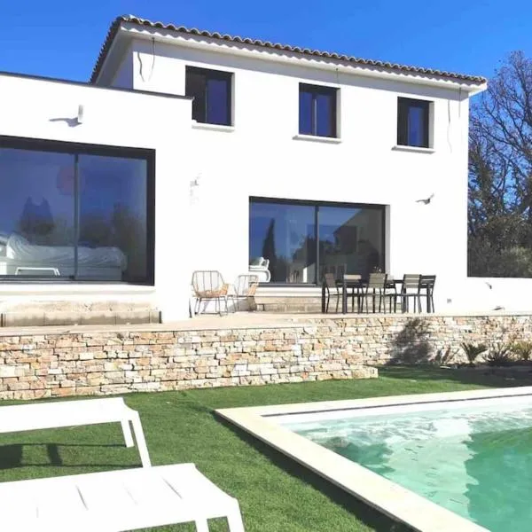 Villa Ansalou, piscine et jeux idéale pour famille, hotell i Seillons-Source-dʼArgens