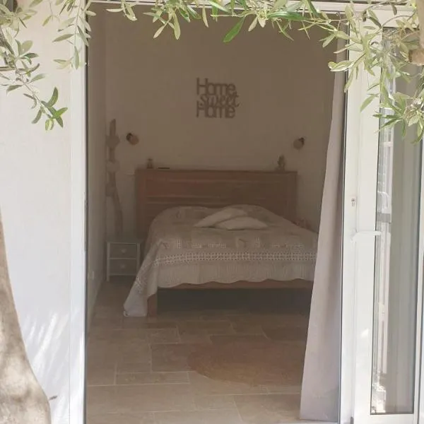 chambre indépendante avec jardin privatif, hôtel à La Londe-les-Maures