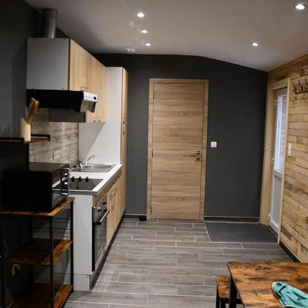 Logement in wood (400 mètres de Pairi Daiza), hotel v destinaci Bolignies