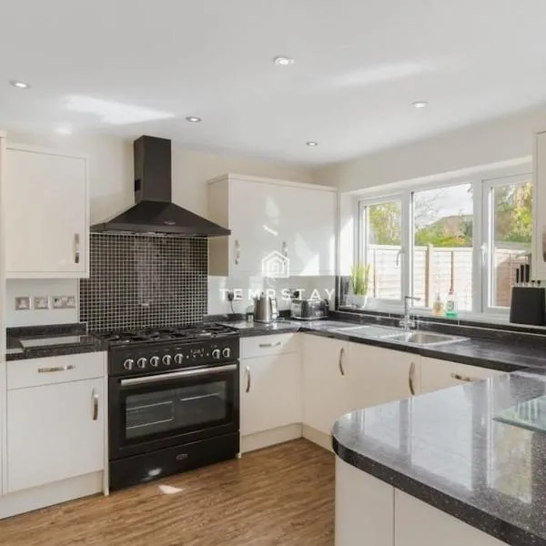 Spacious 5 bed Sunninghill with driveway parking - By Tempstay, Hotel in Ascot