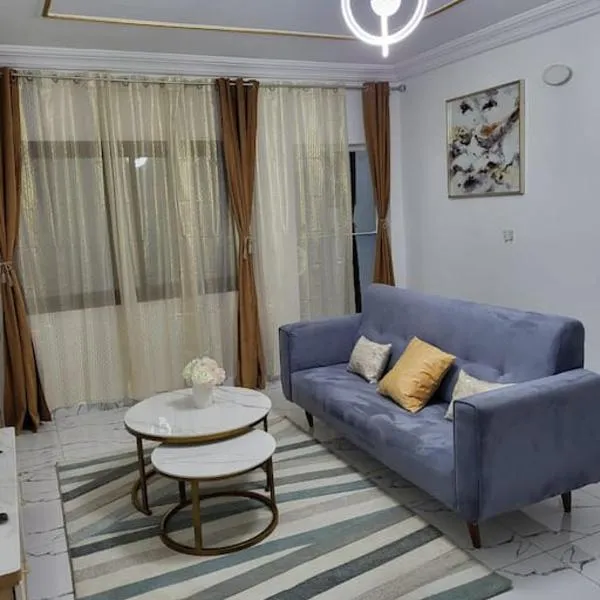 Bel appartement neuf et meublé avec parking gratuit, hotel in Douala