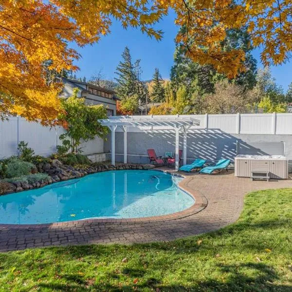 Hot Tub & Seasonal Pool -Sleeps 10- 4 min to OSF, hotel in Ashland