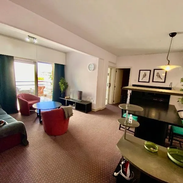 private room in a shared flat at best location, hotel v destinaci Limassol