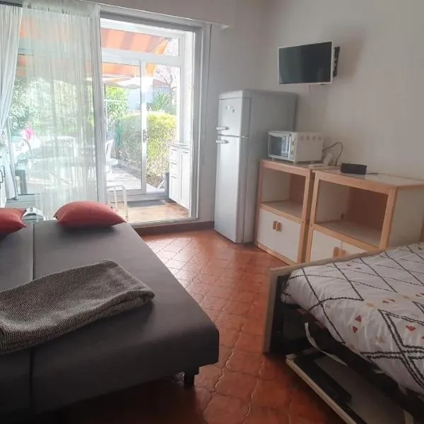 Nice studio with terrace near the sea, hotel in Saint-Mandrier-sur-Mer