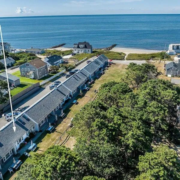 Studio steps to a private beach!! Ocean views from backyard!! 2 Paddle Boards!!, hotel in Dennis Port