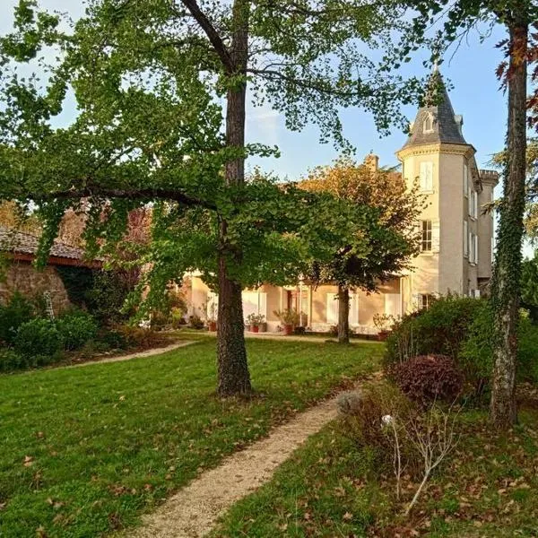 Maison calme avec piscine entourée de son parc, hotel v destinaci Quintenas