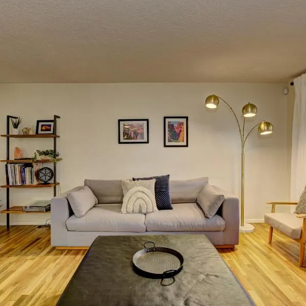 Sunset Home perfect for extended stays with fully fenced in yard, designated office, two living rooms, located across from Boise Foothills and close to Bogus Basin in Boise's North End, hotel in Boise