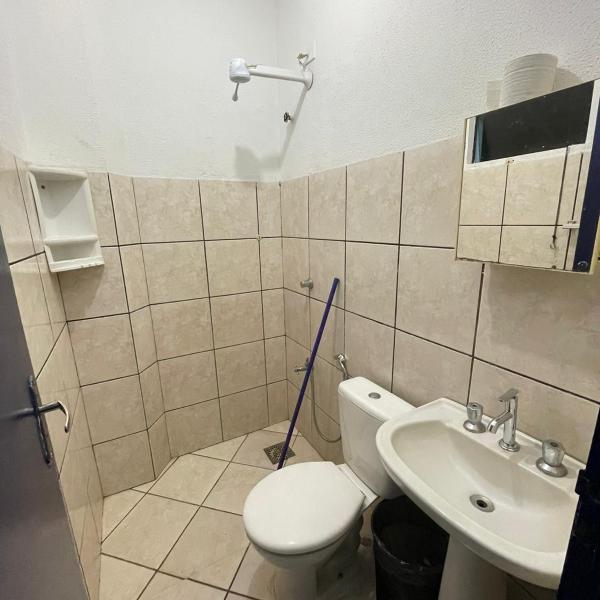 Portaria e circulação de hóspedes só até 23 horas - Reabre às 5 horas - Compartilhado Tompell Hostel - Foto 3
