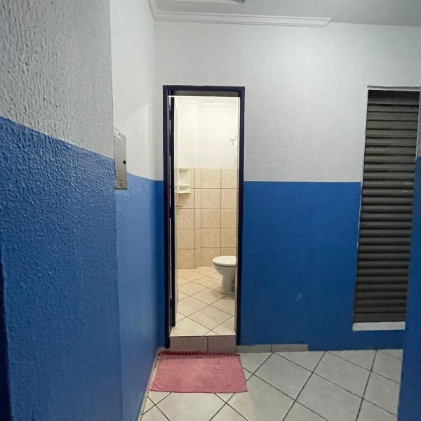 Portaria e circulação de hóspedes só até 23 horas - Reabre às 5 horas - Compartilhado Tompell Hostel - Foto 4