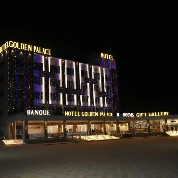 HOTEL GOLDEN PALACE & ROOMS, hotel di Rawālia