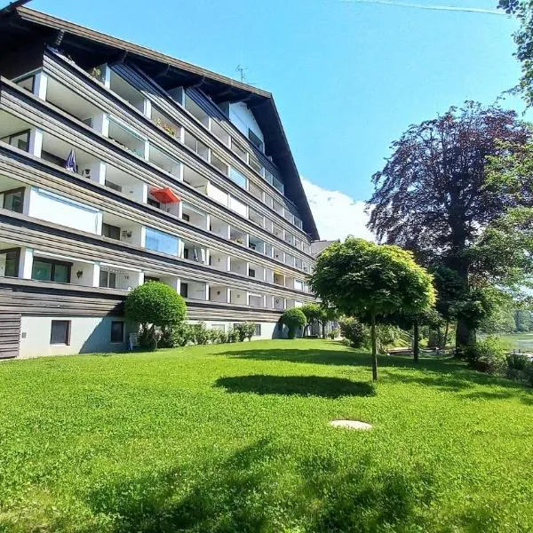 MAREN Seeblick Appartement Haus Hänsel&Gretel direkt am Ossiacher See mit Hallenbad, hotel in Stiegl