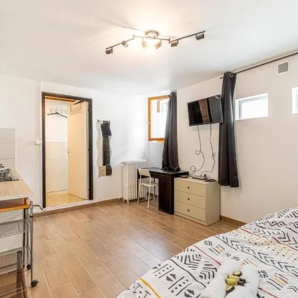 Cénoslocs Aulnay - Studio atypique proche de l'aéroport CDG, hotel in Aulnay-sous-Bois