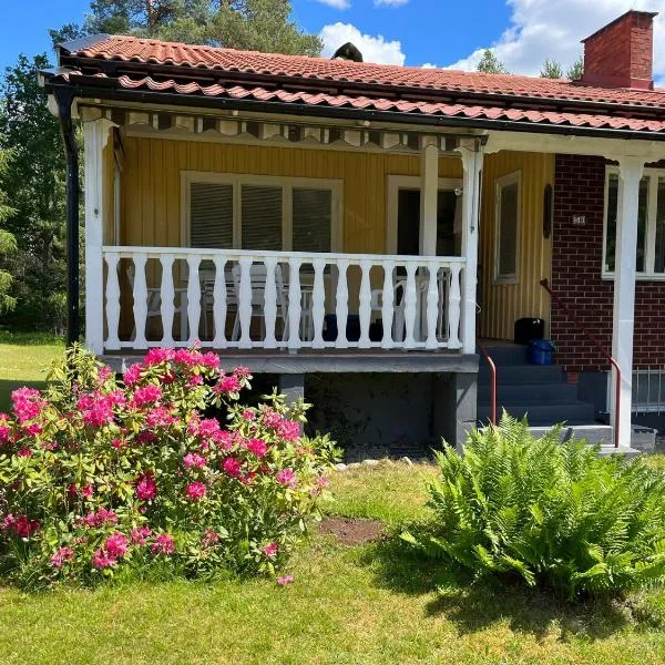 typical Swedish cosy holiday house in Målilla, Småland, hotel v destinaci Målilla