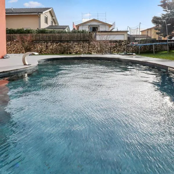 Joli duplex avec piscine, hotel in Cournillens