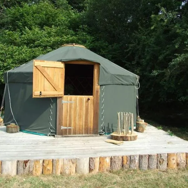 'Oak' Yurt in West Sussex countryside, hotel in Fernhurst