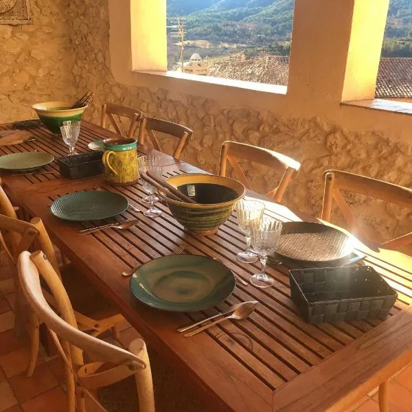 Chambres d' hôtes l'Escalo à Moutiers-Ste-Marie (04360), hotel v destinácii Moustiers-Sainte-Marie
