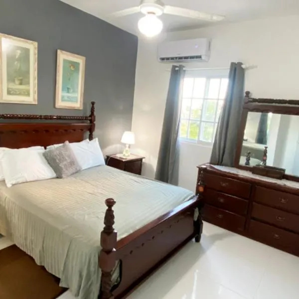 Cozy 2BR Near Playa Dorada, 3 Min In Car, hotel in Camú